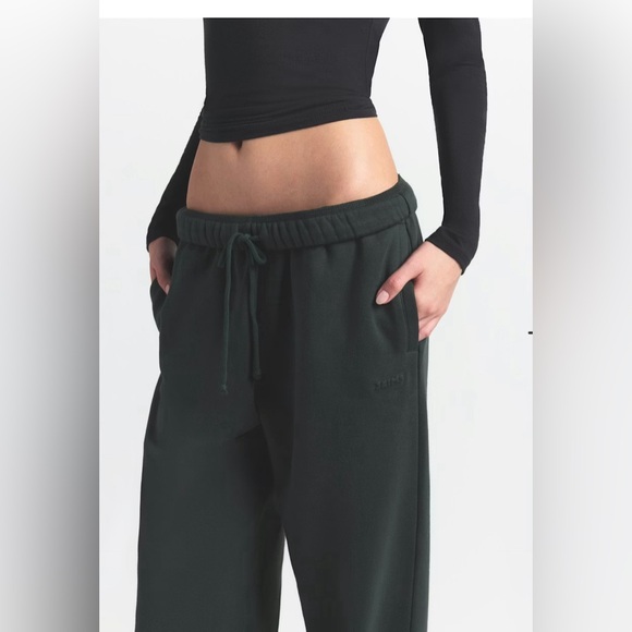 SKIMS Cotton fleece Straight Leg Pants
Color spruce - Picture 3 of 9